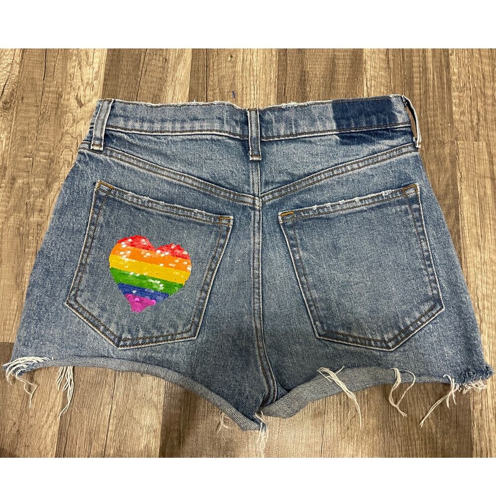 Abercrombie & Fitch High-Rise "The Mom Short"  Sequin Heart Pocket (Size 2 / 26)
